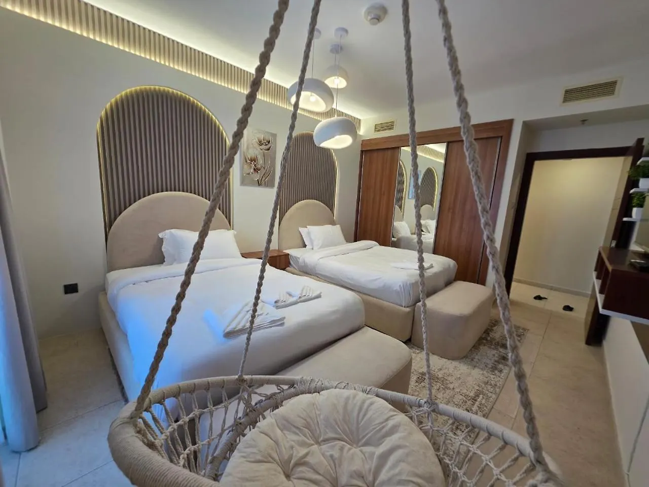 Apartment 49- Panoramic Dubai Views From This Luxe 2Br Princess Tower Apartment- Free Parking - Walk To Tram