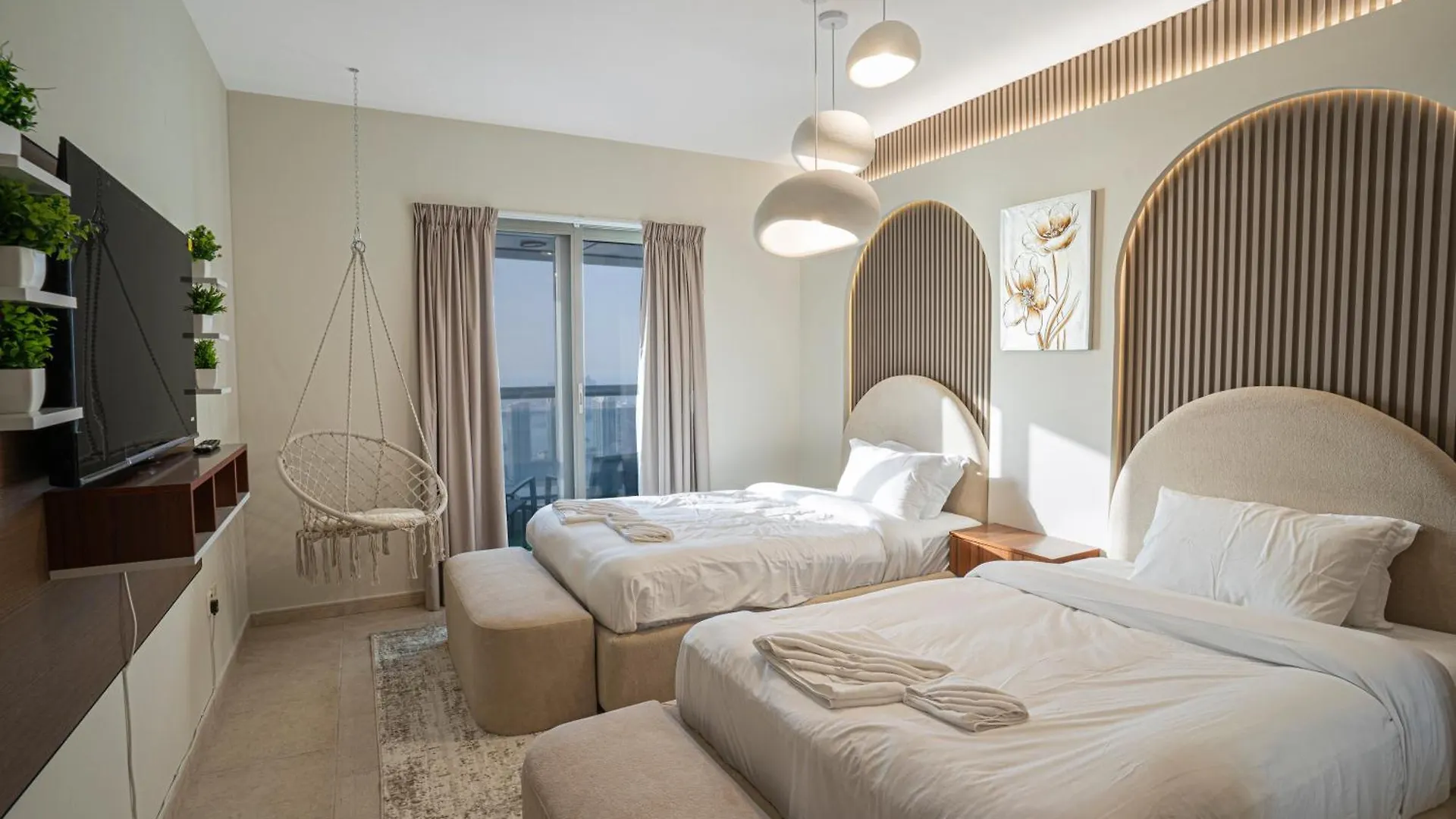Apartment 49- Panoramic Dubai Views From This Luxe 2Br Princess Tower Apartment- Free Parking - Walk To Tram