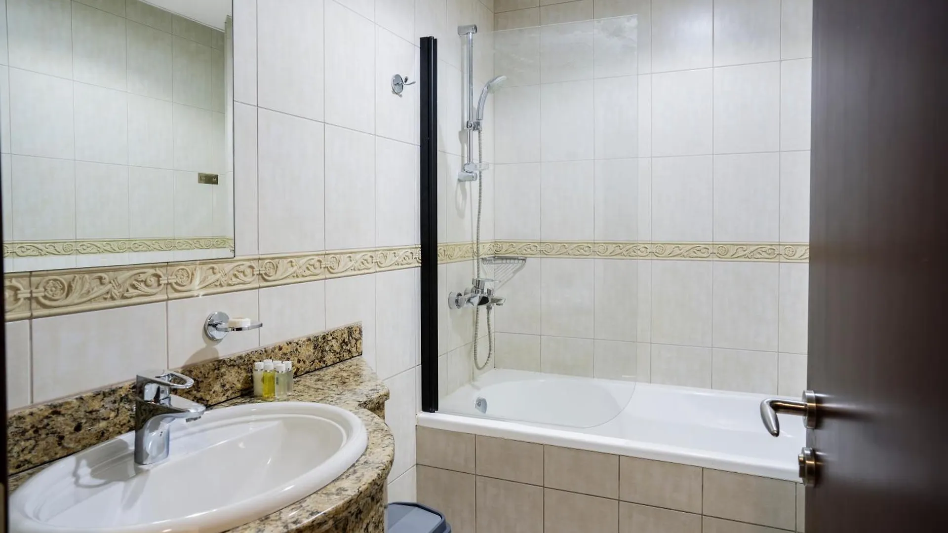 49- Panoramic Dubai Views From This Luxe 2Br Princess Tower Apartment- Free Parking - Walk To Tram 0*,